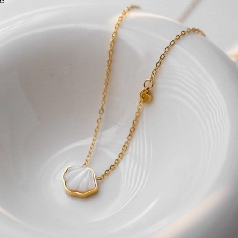 Delicate Shell Necklace with Pearl